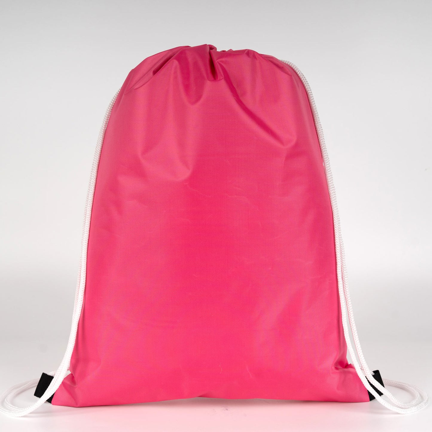 Canlı fuşya büzgülü çanta, yağmur sonrası damla damla görünümü ile estetik.