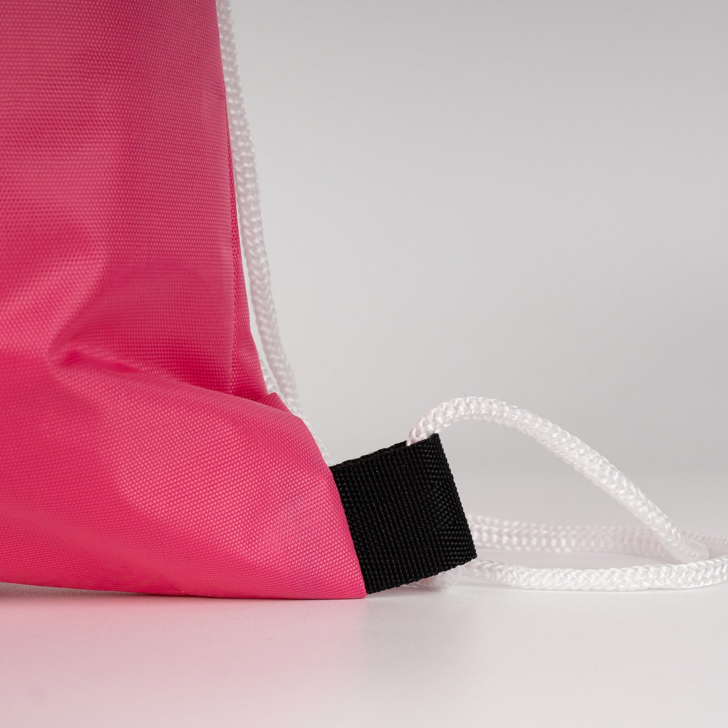 Su geçirmez fuşya büzgülü çanta, dayanıklı imperteks kumaş ve estetik görünüm.