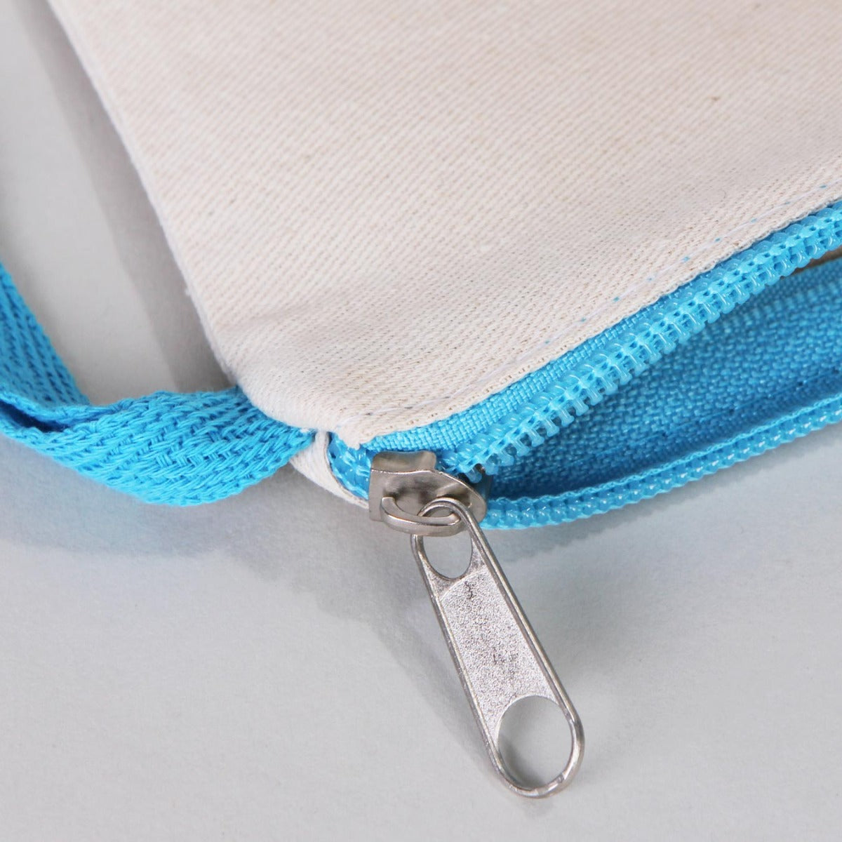 Krem kanvas 21x15 cm elde taşınabilir clutch, turkuaz fermuarlı Mutlu Bayramlar yazısı ve şeker motifleri bulunan Bayram hediyelik çanta