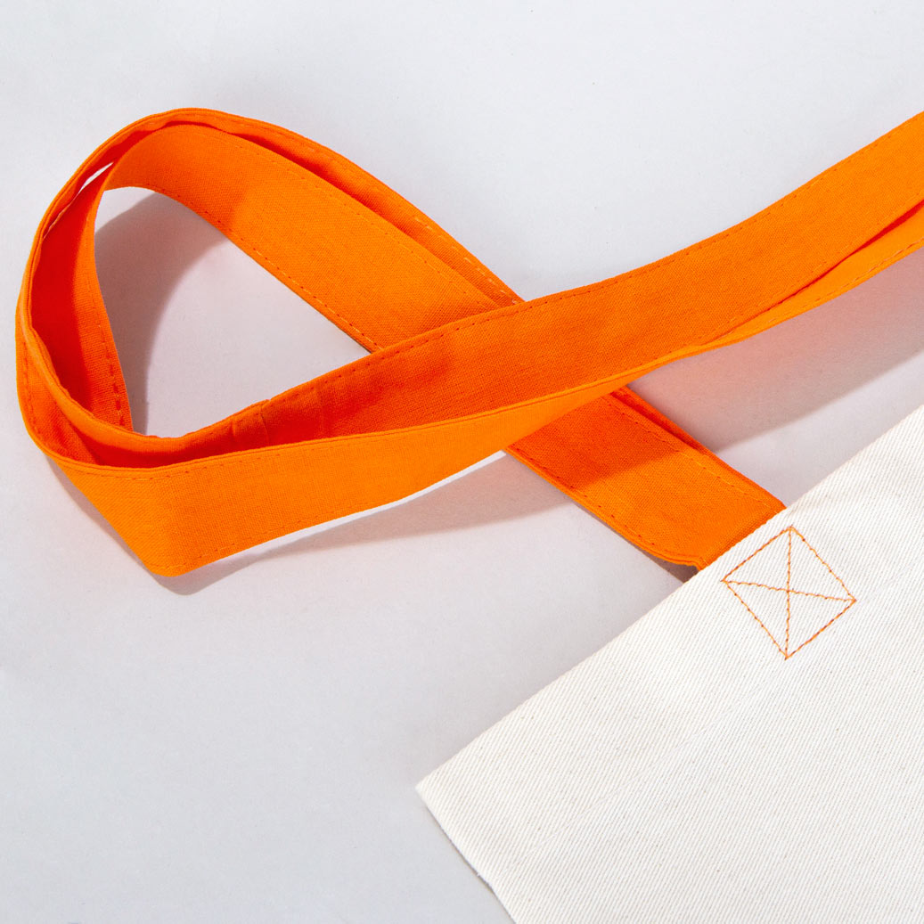 40x35 cm gabardin bez çanta, 70 cm saplı ve dört farklı kulp rengi seçeneğiyle.