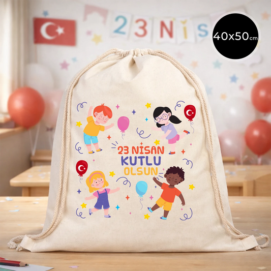 40x50 cm naturel renkli büzgülü bez çanta üzerinde “23 Nisan Kutlu Olsun” yazılı renkli çocuk figürleri baskısı, balon detayları ve kutlama temalı sınıf arka planı