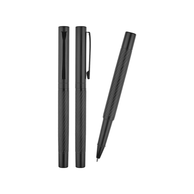 Mat siyah spiral dokulu metal roller kalem – kapaklı yapıda, iki kapalı ve bir açık şekilde üç açıyla gösterilmiş şık kalem