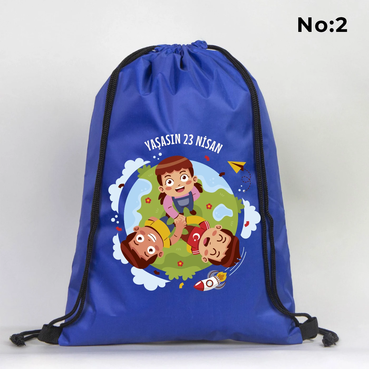 32x45 cm mavi büzgülü sırt çantası üzerinde dünya figürü, renkli çocuk silüetleri ve “23 Nisan Ulusal Egemenlik ve Çocuk Bayramı Kutlu Olsun” yazılı baskı, sınıf temalı arka plan