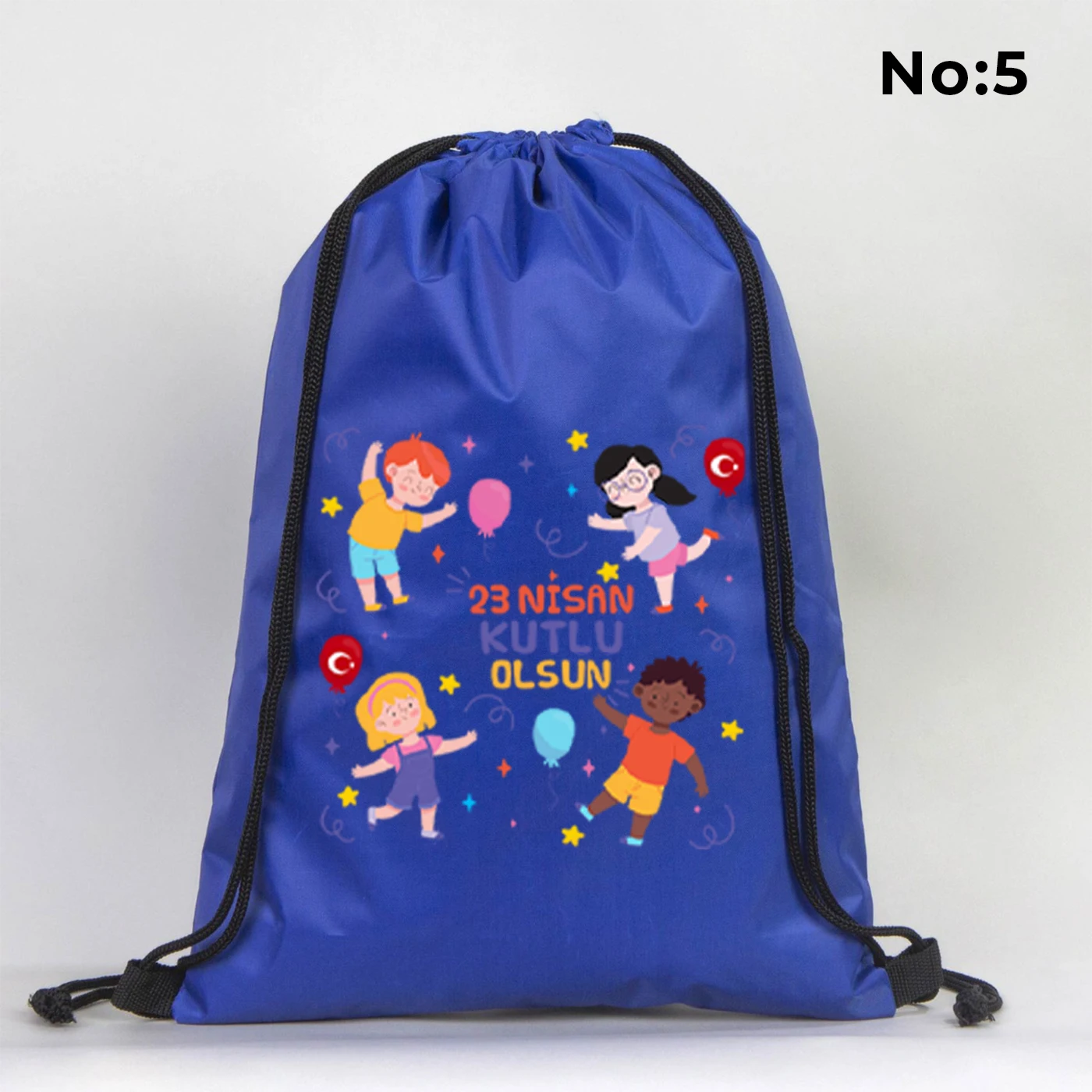 32x45 cm mavi büzgülü sırt çantası üzerinde dünya figürü, renkli çocuk silüetleri ve “23 Nisan Ulusal Egemenlik ve Çocuk Bayramı Kutlu Olsun” yazılı baskı, sınıf temalı arka plan
