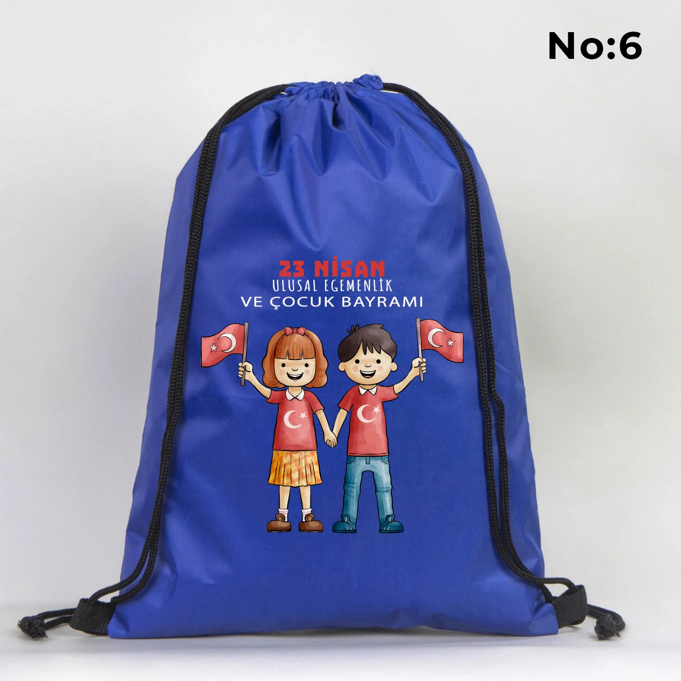 32x45 cm mavi büzgülü sırt çantası üzerinde dünya figürü, renkli çocuk silüetleri ve “23 Nisan Ulusal Egemenlik ve Çocuk Bayramı Kutlu Olsun” yazılı baskı, sınıf temalı arka plan