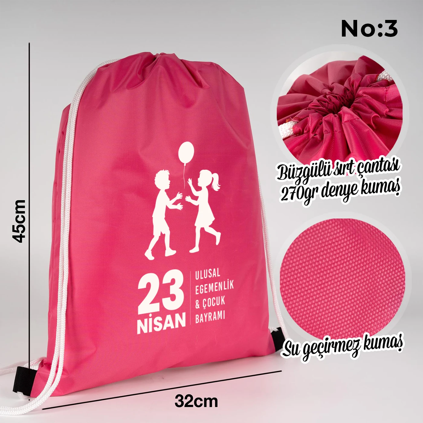 32x45 cm pembe büzgülü sırt çantası üzerinde “23 Nisan Kutlu Olsun” yazılı renkli çocuk figürleri baskısı, balon detayları ve kutlama temalı sınıf arka planı