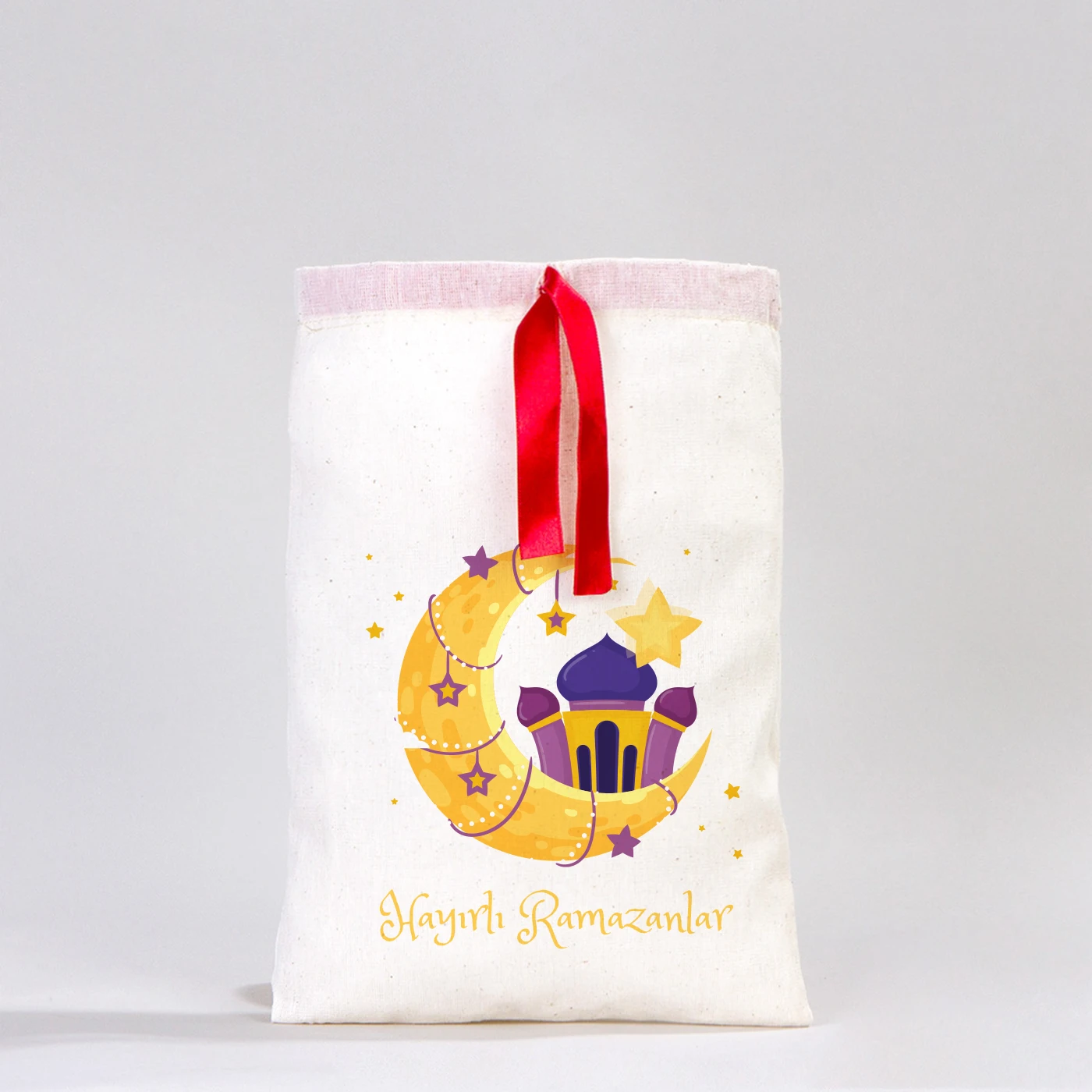 20x30 cm ölçülerinde kırmızı kurdelalı, ‘İyi Bayramlar’ baskılı bez kese bayram çantası