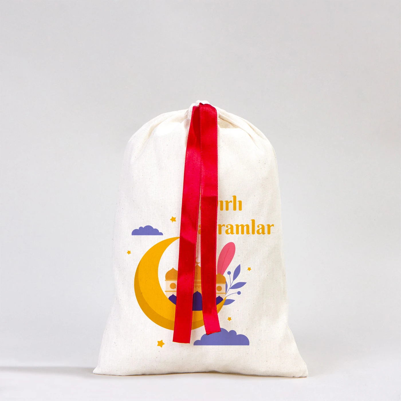 20x30 cm ölçülerinde, kırmızı kurdelalı, ‘İyi Bayramlar’ bayram çantası baskılı bez kese 