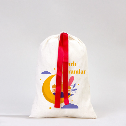 20x30 cm ölçülerinde, kırmızı kurdelalı, ‘İyi Bayramlar’ bayram çantası baskılı bez kese 