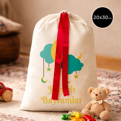 20x30 cm ölçülerinde, kırmızı kurdelalı, ‘İyi Bayramlar’ baskılı bez kese bayram çantası