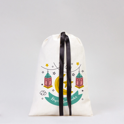 Siyah kurdeleli pamuk bez kese, Ramazan ayına özel Hayırlı Ramazanlar baskılı, 20x30 cm ölçülerinde büzgülü kese modeli, sade stüdyo çekimi.