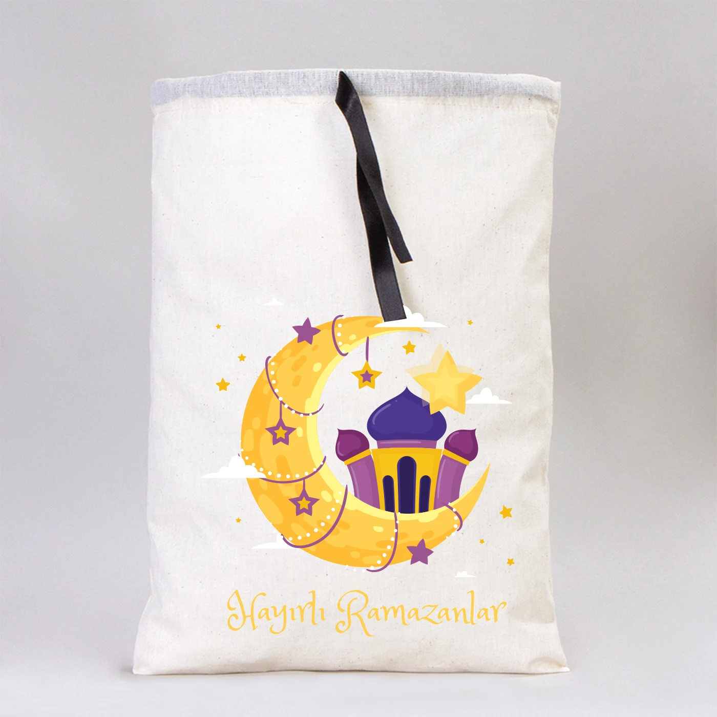 30x40 cm ölçülerinde, siyah kurdelalı, cami figürlü ‘Mutlu Bayramlar’ baskılı bez kese bayram çantası.