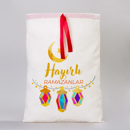 30x40 cm ölçülerinde, kırmızı kurdelalı, ay cami figürlü ‘İyi Bayramlar’ baskılı bez kese bayram çantası