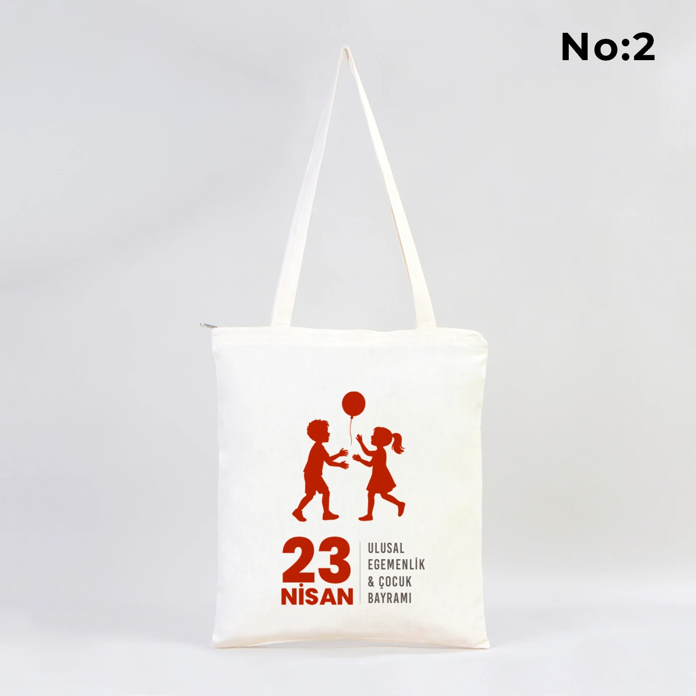 35x40 cm fermuarlı ham bez çanta üzerinde dünya etrafında renkli çocuk figürleri ve “23 Nisan Ulusal Egemenlik ve Çocuk Bayramı Kutlu Olsun” yazısı bulunan 23 Nisan temalı bez çanta.