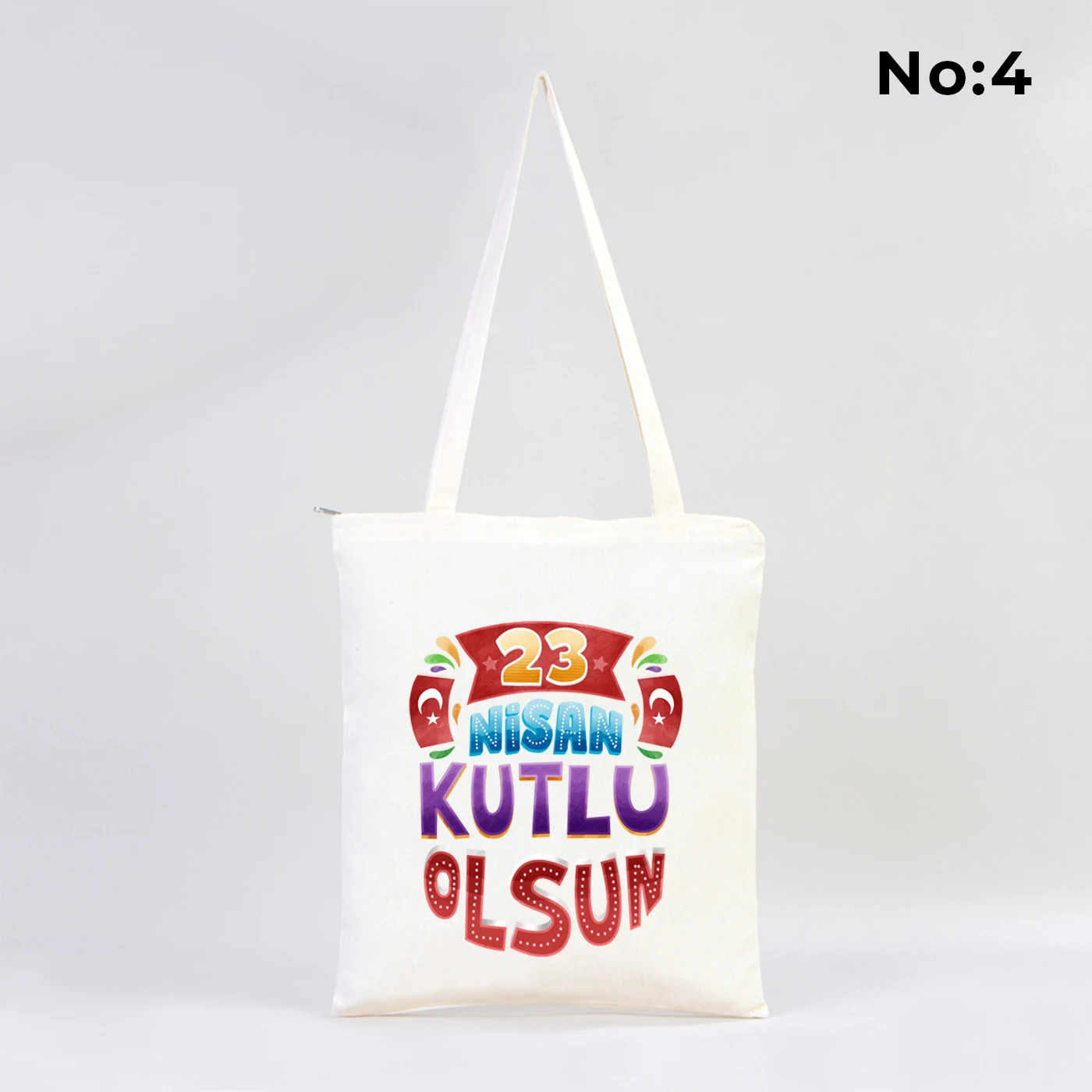35x40 cm fermuarlı ham bez çanta üzerinde dünya etrafında renkli çocuk figürleri ve “23 Nisan Ulusal Egemenlik ve Çocuk Bayramı Kutlu Olsun” yazısı bulunan 23 Nisan temalı bez çanta.