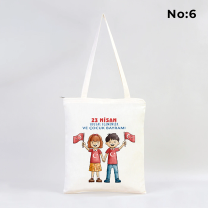 35x40 cm fermuarlı ham bez çanta üzerinde dünya etrafında renkli çocuk figürleri ve “23 Nisan Ulusal Egemenlik ve Çocuk Bayramı Kutlu Olsun” yazısı bulunan 23 Nisan temalı bez çanta.