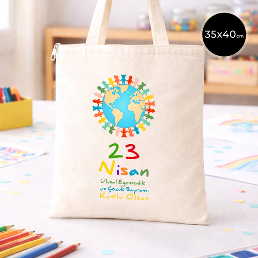35x40 cm fermuarlı ham bez çanta üzerinde dünya etrafında renkli çocuk figürleri ve “23 Nisan Ulusal Egemenlik ve Çocuk Bayramı Kutlu Olsun” yazısı bulunan 23 Nisan temalı bez çanta.