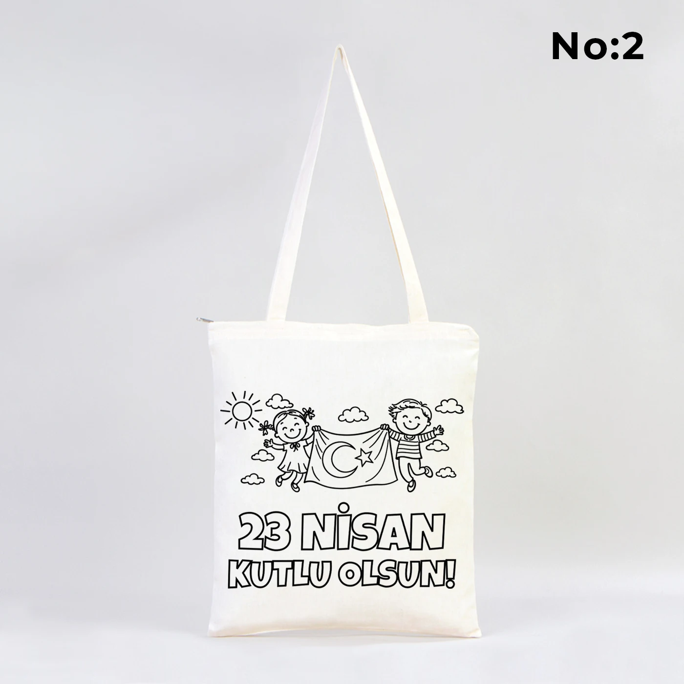 35x40 cm beyaz fermuarlı bez çanta üzerinde boyamaya uygun “Yaşasın 23 Nisan” yazılı, kalem üstünde oturan çocuk illüstrasyonlu siyah beyaz baskı