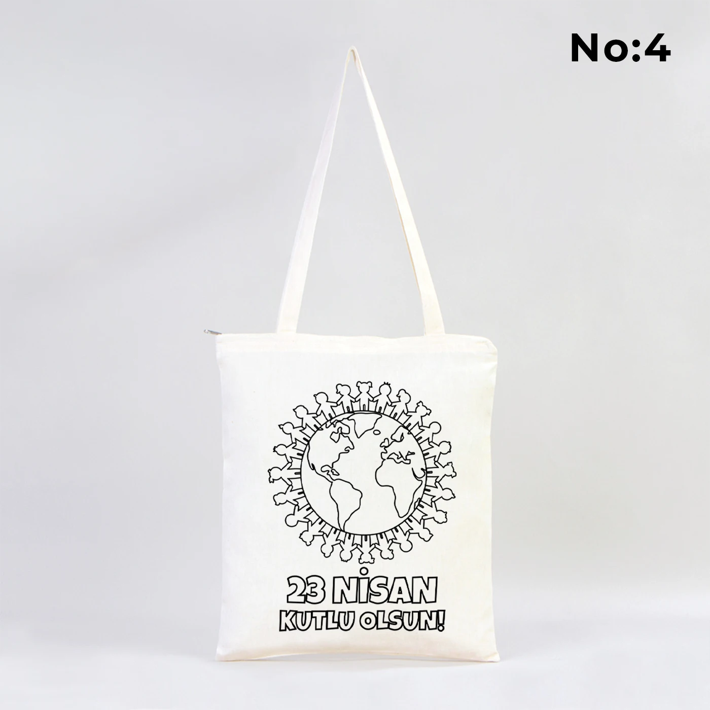 35x40 cm beyaz fermuarlı bez çanta üzerinde boyamaya uygun “Yaşasın 23 Nisan” yazılı, kalem üstünde oturan çocuk illüstrasyonlu siyah beyaz baskı