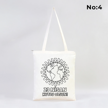 35x40 cm beyaz fermuarlı bez çanta üzerinde boyamaya uygun “Yaşasın 23 Nisan” yazılı, kalem üstünde oturan çocuk illüstrasyonlu siyah beyaz baskı