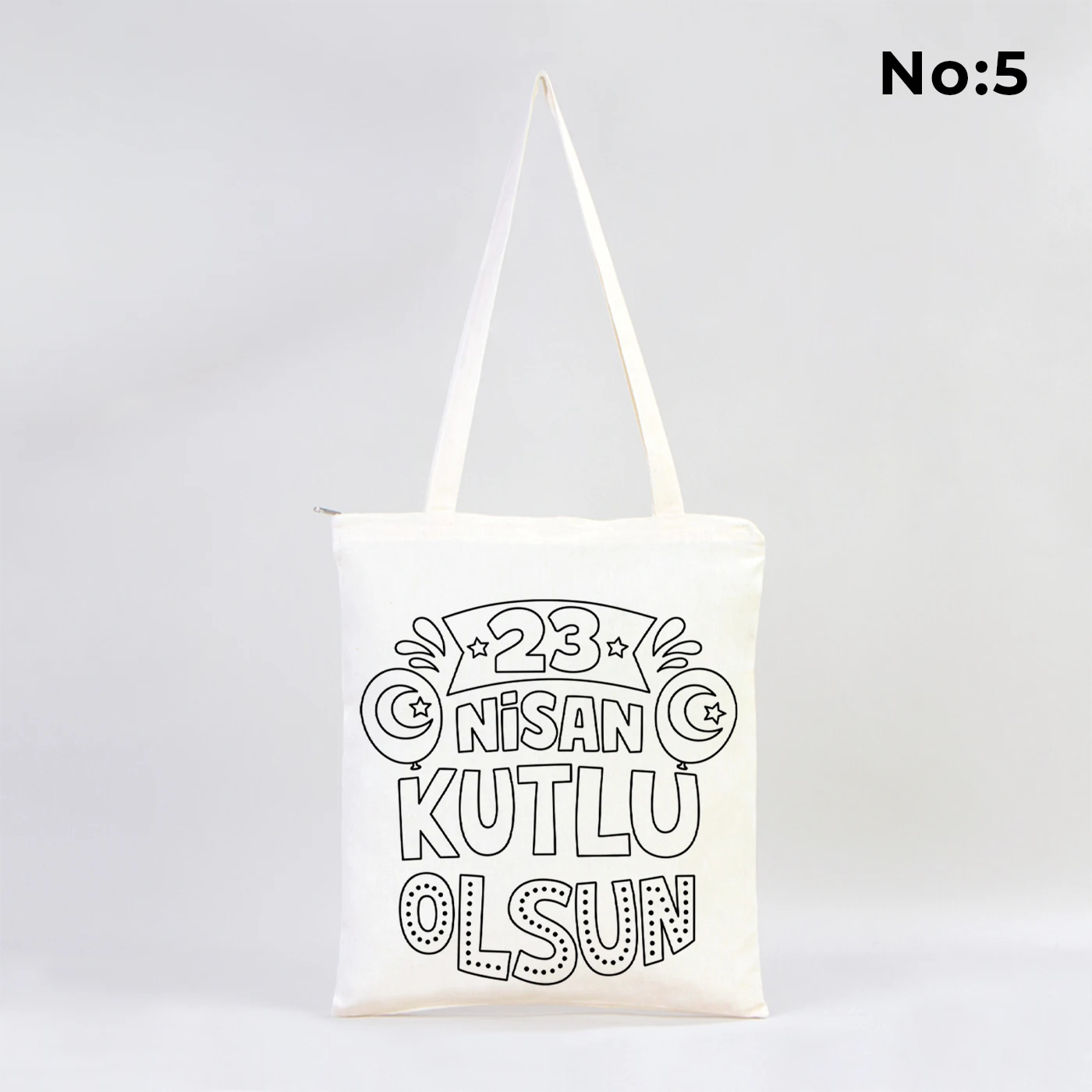 35x40 cm beyaz fermuarlı bez çanta üzerinde boyamaya uygun “Yaşasın 23 Nisan” yazılı, kalem üstünde oturan çocuk illüstrasyonlu siyah beyaz baskı