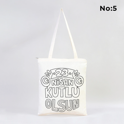 35x40 cm beyaz fermuarlı bez çanta üzerinde boyamaya uygun “Yaşasın 23 Nisan” yazılı, kalem üstünde oturan çocuk illüstrasyonlu siyah beyaz baskı