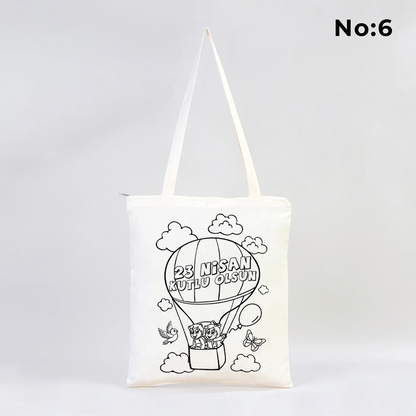 35x40 cm beyaz fermuarlı bez çanta üzerinde boyamaya uygun “Yaşasın 23 Nisan” yazılı, kalem üstünde oturan çocuk illüstrasyonlu siyah beyaz baskı