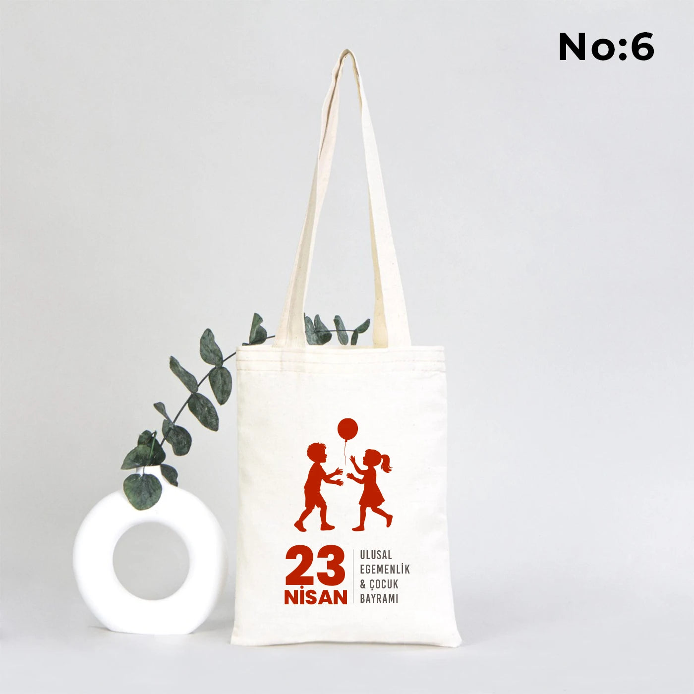 20x25 cm ham bez çocuk çantası üzerinde “Yaşasın 23 Nisan” yazısı ve dünya üzerinde oynayan çocuk illüstrasyonu bulunan 23 Nisan temalı bez çanta.