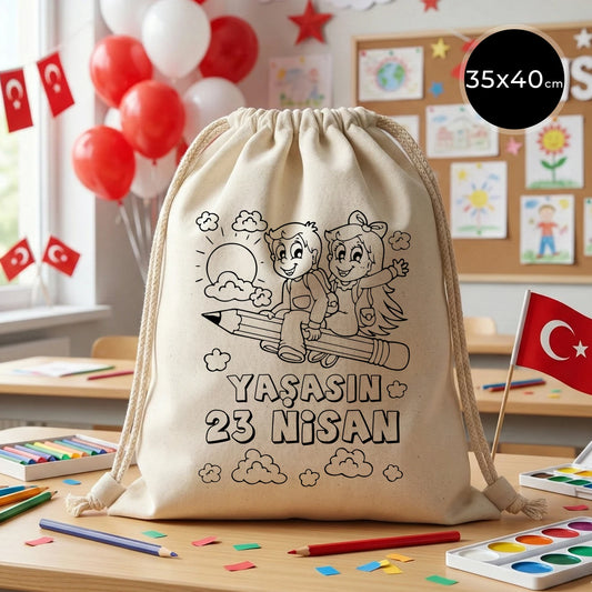 35x40 cm naturel renkli büzgülü bez çanta üzerinde boyamaya uygun “Yaşasın 23 Nisan” yazılı, kalem üstünde oturan çocuk illüstrasyonlu siyah beyaz baskı ve sınıf temalı arka plan