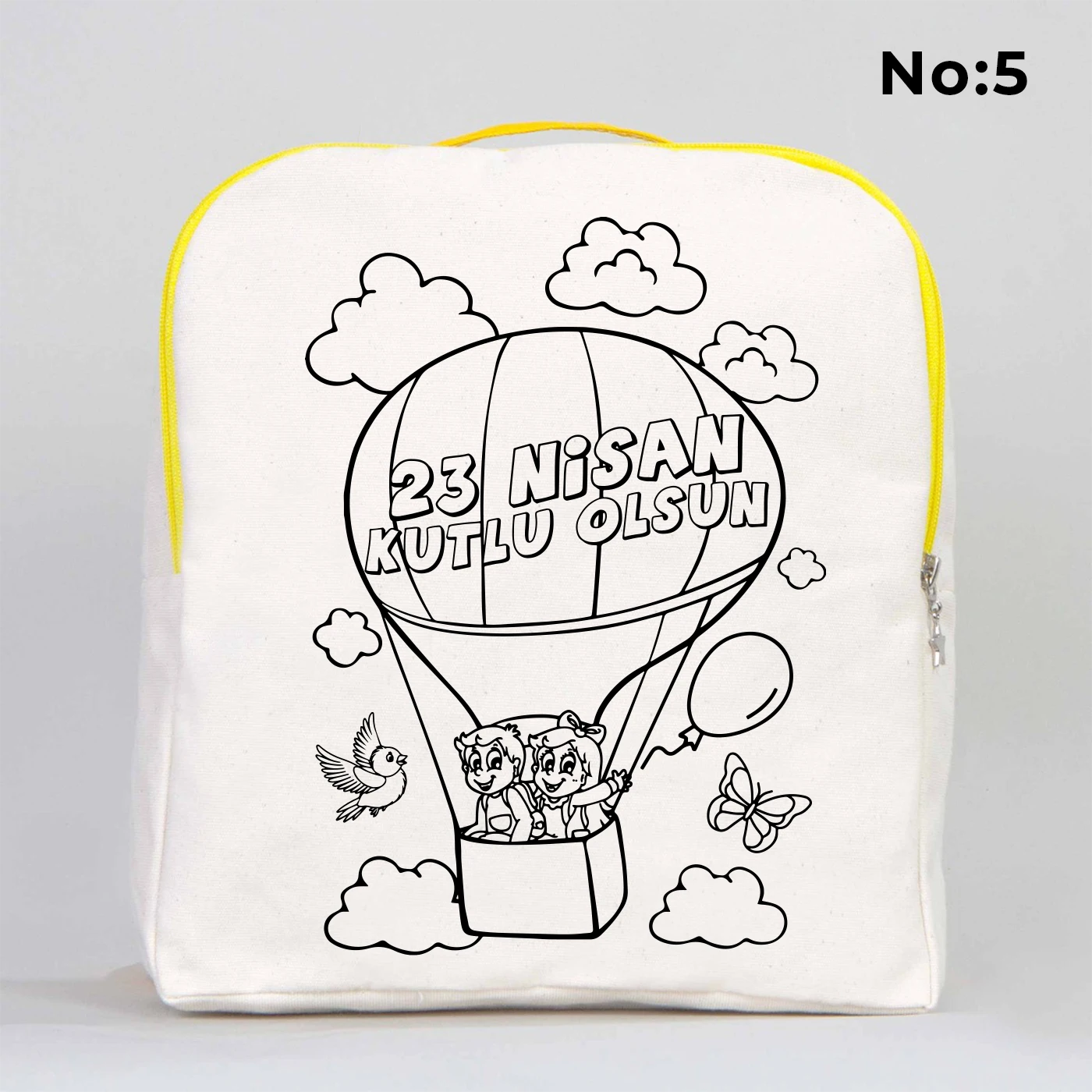 25x32x10 cm krem renkli sarı fermuar detaylı çocuk sırt çantası üzerinde boyamaya uygun, Türk bayrağı tutan çocuk figürleri ve “23 Nisan Kutlu Olsun!” yazılı siyah beyaz baskı