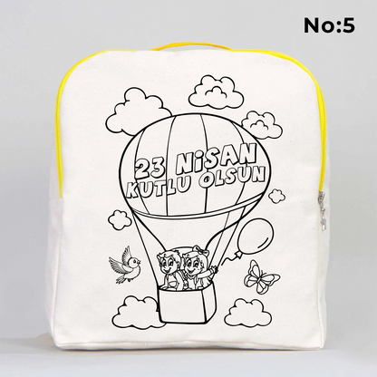 25x32x10 cm krem renkli sarı fermuar detaylı çocuk sırt çantası üzerinde boyamaya uygun, Türk bayrağı tutan çocuk figürleri ve “23 Nisan Kutlu Olsun!” yazılı siyah beyaz baskı