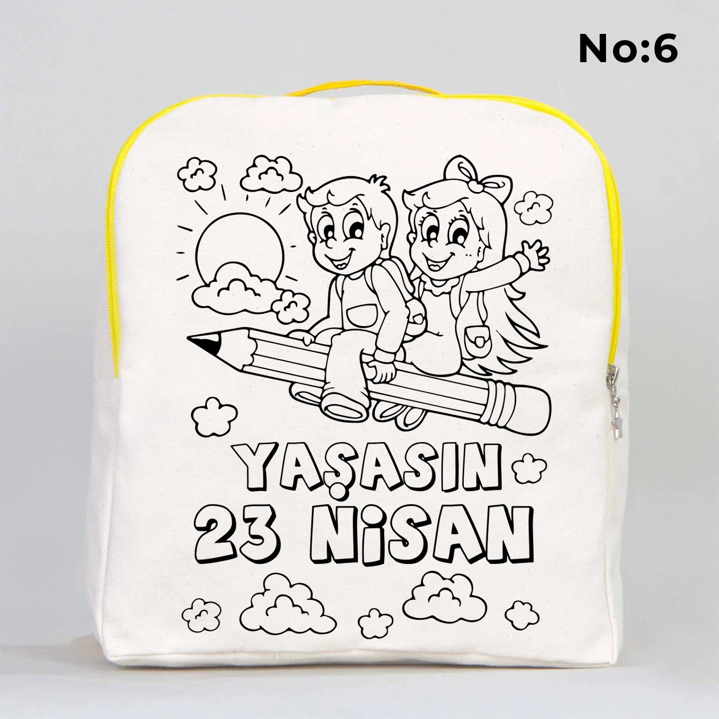 25x32x10 cm krem renkli sarı fermuar detaylı çocuk sırt çantası üzerinde boyamaya uygun, Türk bayrağı tutan çocuk figürleri ve “23 Nisan Kutlu Olsun!” yazılı siyah beyaz baskı