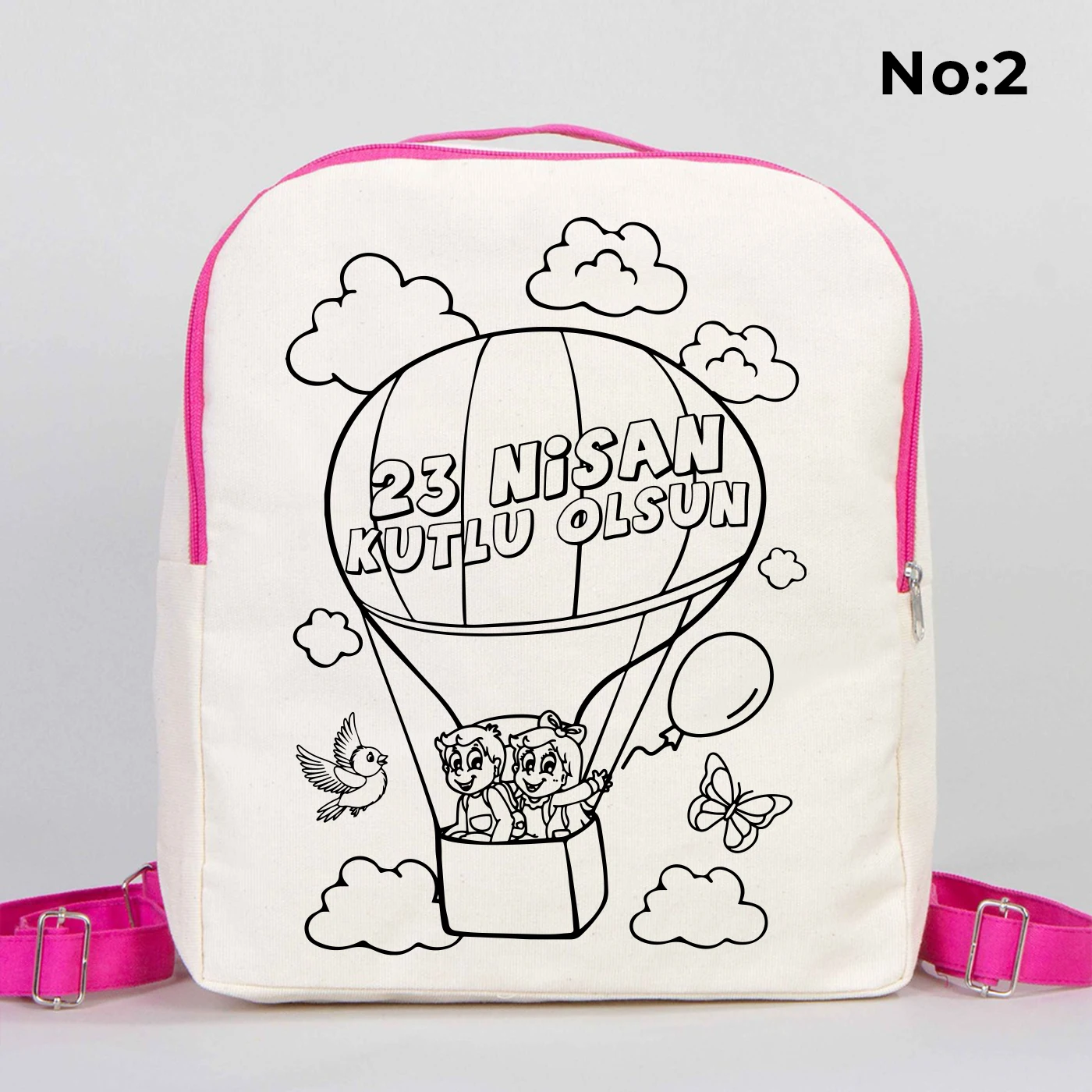 25x32x10 cm krem renkli pembe fermuar ve askı detaylı çocuk sırt çantası üzerinde boyamaya uygun “Yaşasın 23 Nisan” yazılı, kalem üstünde oturan çocuk illüstrasyonlu siyah beyaz baskı