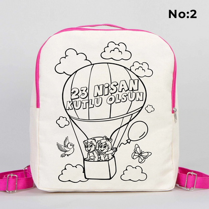 25x32x10 cm krem renkli pembe fermuar ve askı detaylı çocuk sırt çantası üzerinde boyamaya uygun “Yaşasın 23 Nisan” yazılı, kalem üstünde oturan çocuk illüstrasyonlu siyah beyaz baskı