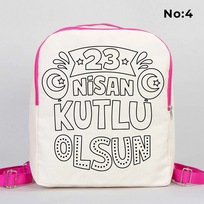 25x32x10 cm krem renkli pembe fermuar ve askı detaylı çocuk sırt çantası üzerinde boyamaya uygun “Yaşasın 23 Nisan” yazılı, kalem üstünde oturan çocuk illüstrasyonlu siyah beyaz baskı