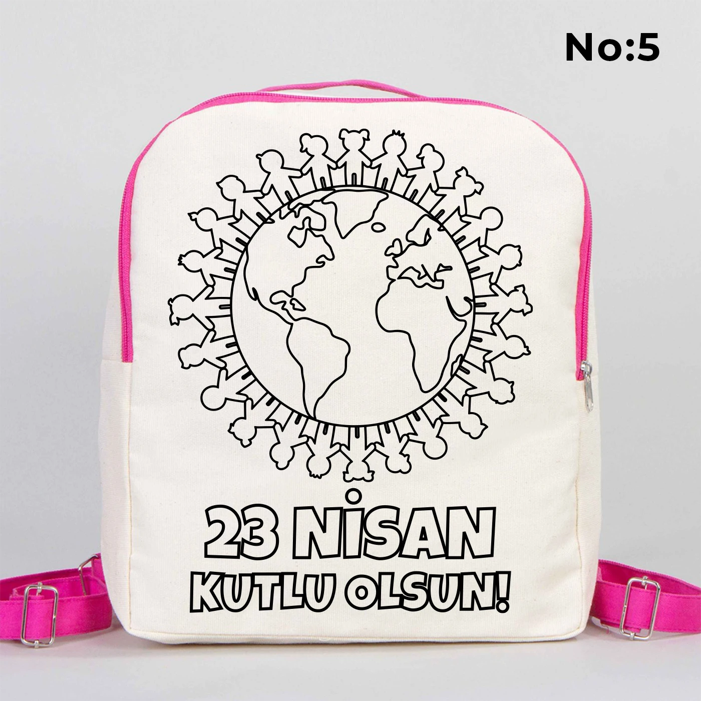 25x32x10 cm krem renkli pembe fermuar ve askı detaylı çocuk sırt çantası üzerinde boyamaya uygun “Yaşasın 23 Nisan” yazılı, kalem üstünde oturan çocuk illüstrasyonlu siyah beyaz baskı