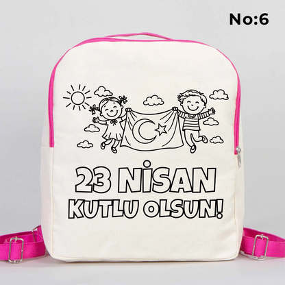 25x32x10 cm krem renkli pembe fermuar ve askı detaylı çocuk sırt çantası üzerinde boyamaya uygun “Yaşasın 23 Nisan” yazılı, kalem üstünde oturan çocuk illüstrasyonlu siyah beyaz baskı