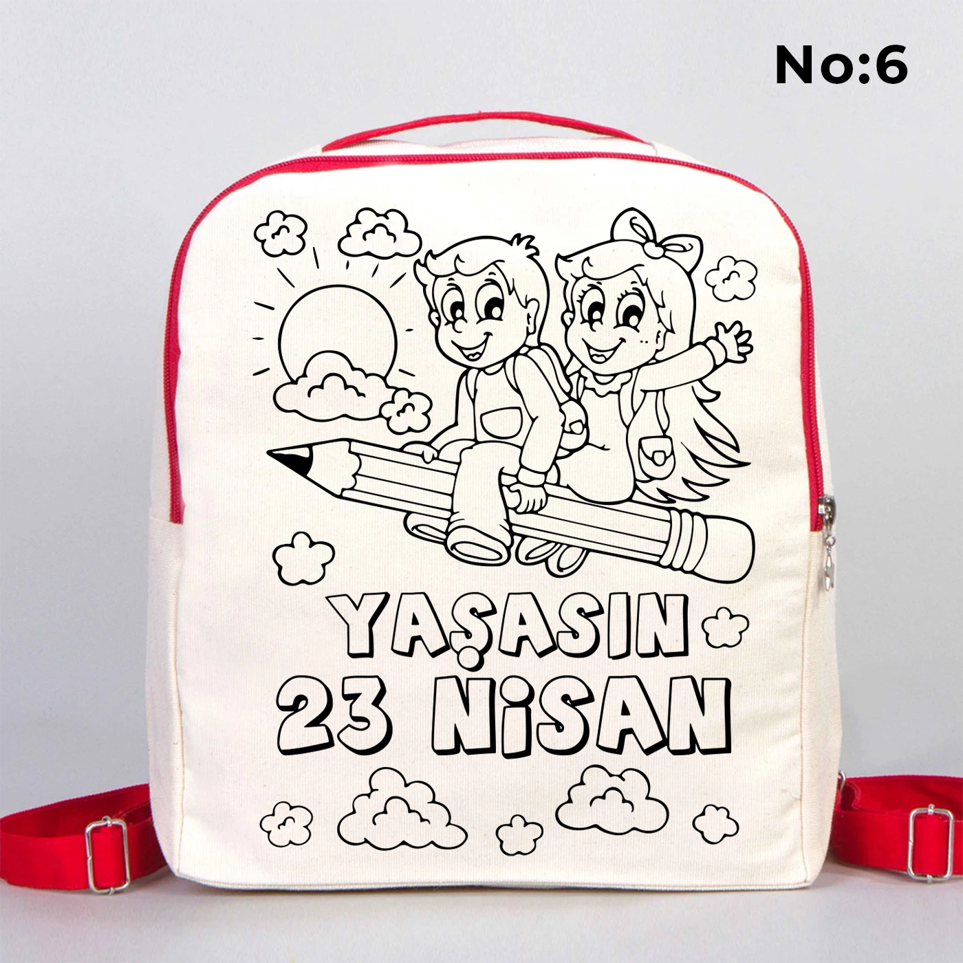 25x32x10 cm krem renkli kırmızı fermuar ve askı detaylı çocuk sırt çantası üzerinde boyamaya uygun “23 Nisan Kutlu Olsun” yazılı siyah beyaz baskı