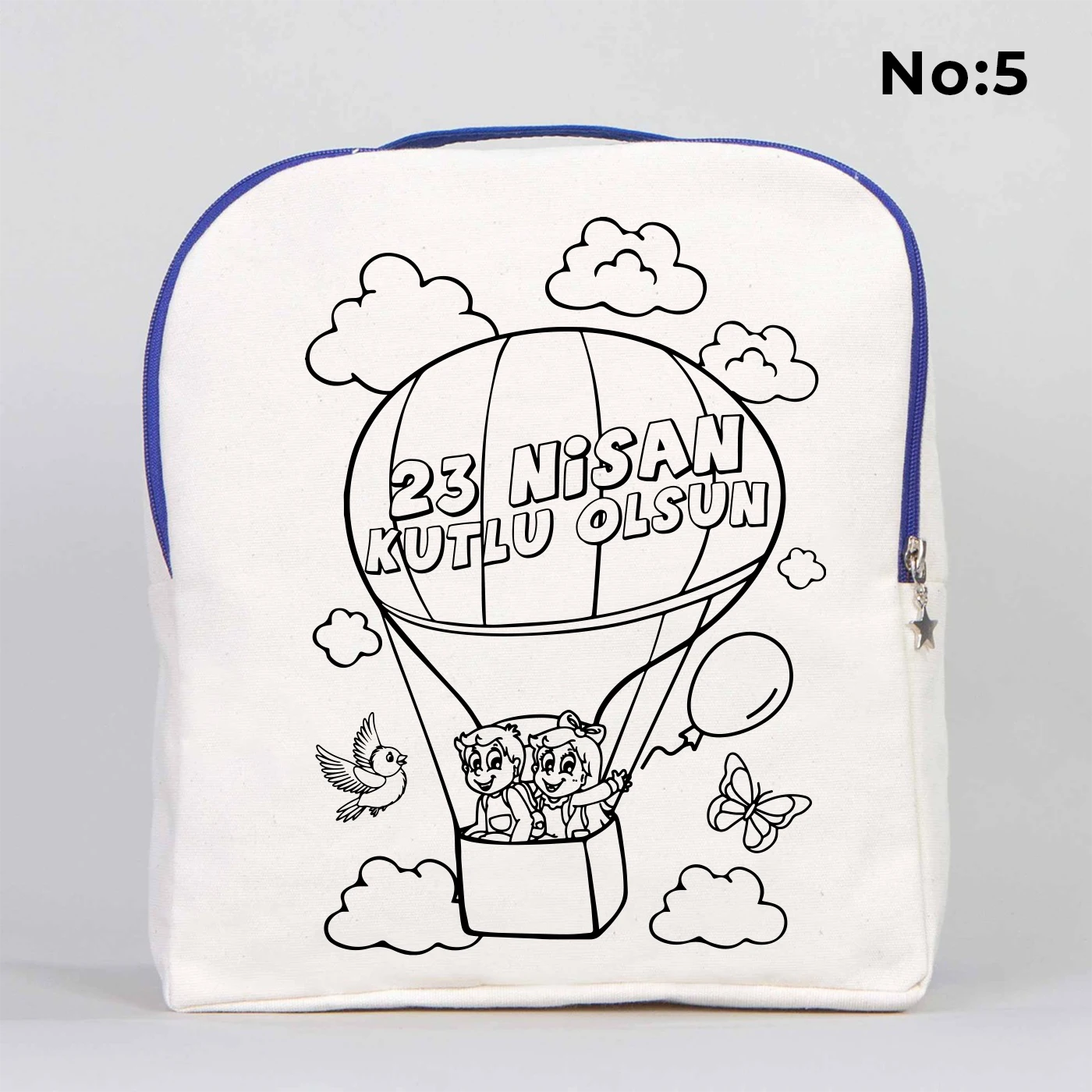 25x32x10 cm krem renkli mavi fermuar detaylı çocuk sırt çantası üzerinde boyamaya uygun dünya figürü ve “23 Nisan Kutlu Olsun!” yazılı siyah beyaz baskı