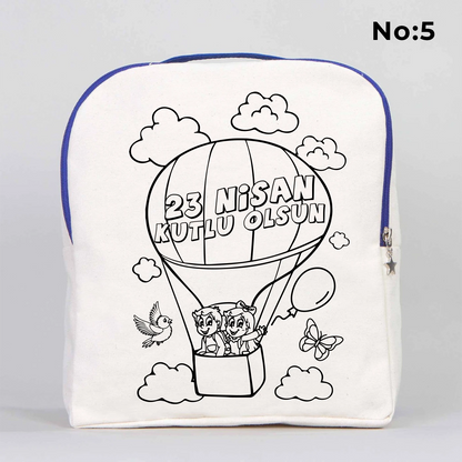 25x32x10 cm krem renkli mavi fermuar detaylı çocuk sırt çantası üzerinde boyamaya uygun dünya figürü ve “23 Nisan Kutlu Olsun!” yazılı siyah beyaz baskı