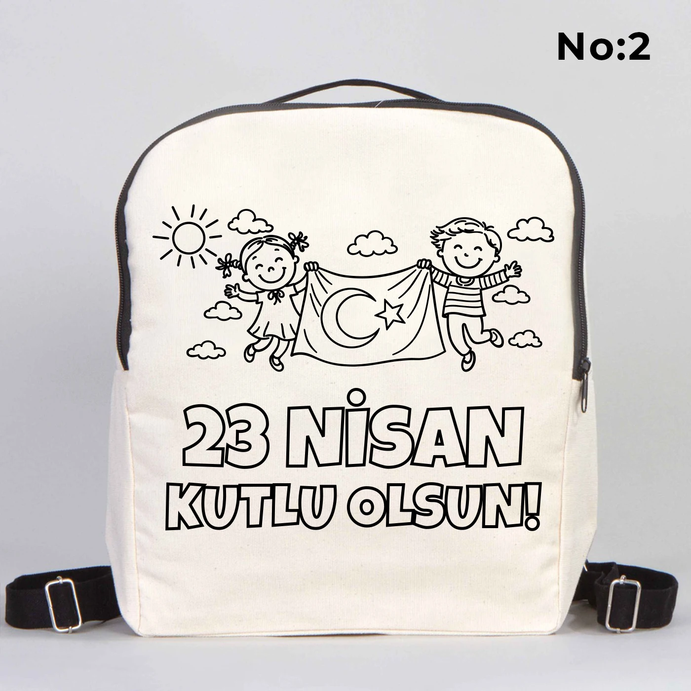 25x32x10 cm krem renkli siyah fermuar ve askı detaylı çocuk sırt çantası üzerinde boyamaya uygun “Yaşasın 23 Nisan” yazılı, kalem üstünde oturan çocuk illüstrasyonlu siyah beyaz baskı