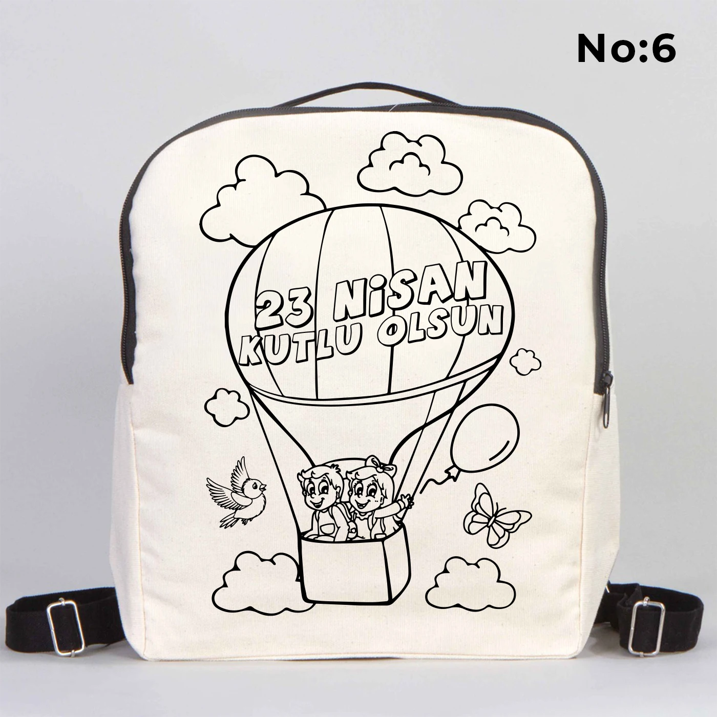 25x32x10 cm krem renkli siyah fermuar ve askı detaylı çocuk sırt çantası üzerinde boyamaya uygun “Yaşasın 23 Nisan” yazılı, kalem üstünde oturan çocuk illüstrasyonlu siyah beyaz baskı
