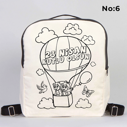 25x32x10 cm krem renkli siyah fermuar ve askı detaylı çocuk sırt çantası üzerinde boyamaya uygun “Yaşasın 23 Nisan” yazılı, kalem üstünde oturan çocuk illüstrasyonlu siyah beyaz baskı