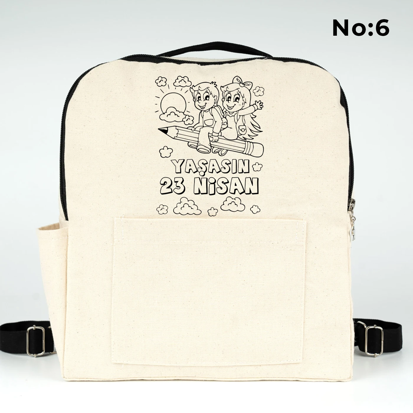 25x32x10 cm krem renkli siyah fermuar ve askı detaylı çocuk sırt çantası üzerinde boyamaya uygun, Türk bayrağı tutan çocuk figürleri ve “23 Nisan Kutlu Olsun!” yazılı siyah beyaz baskı, ön cep detayıyla
