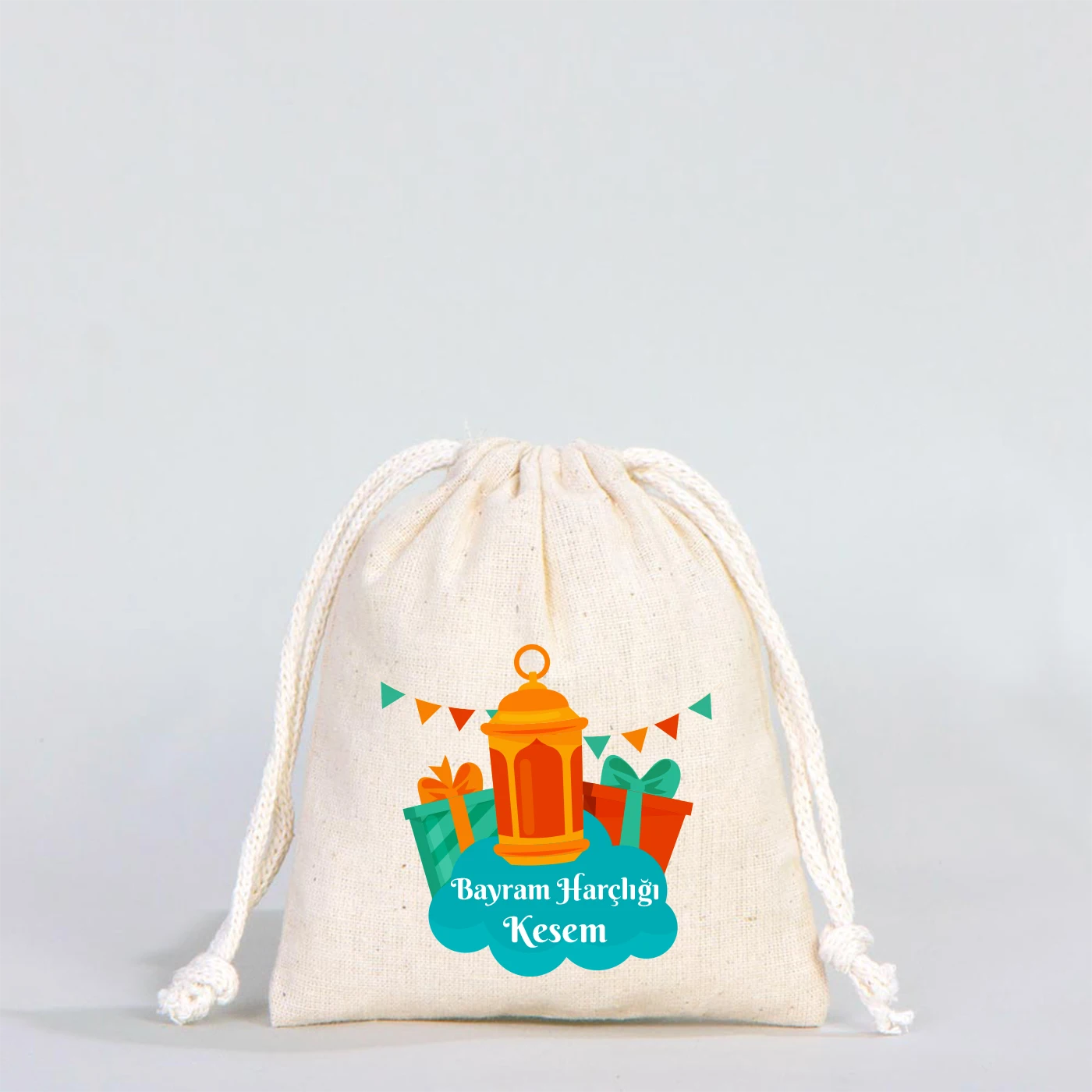 Detay görselleriyle 10x13 cm pamuk büzgülü bez kese; ip ve dikiş yakın plan, ‘Harçlık Kesesi’ baskılı bayram kesesi