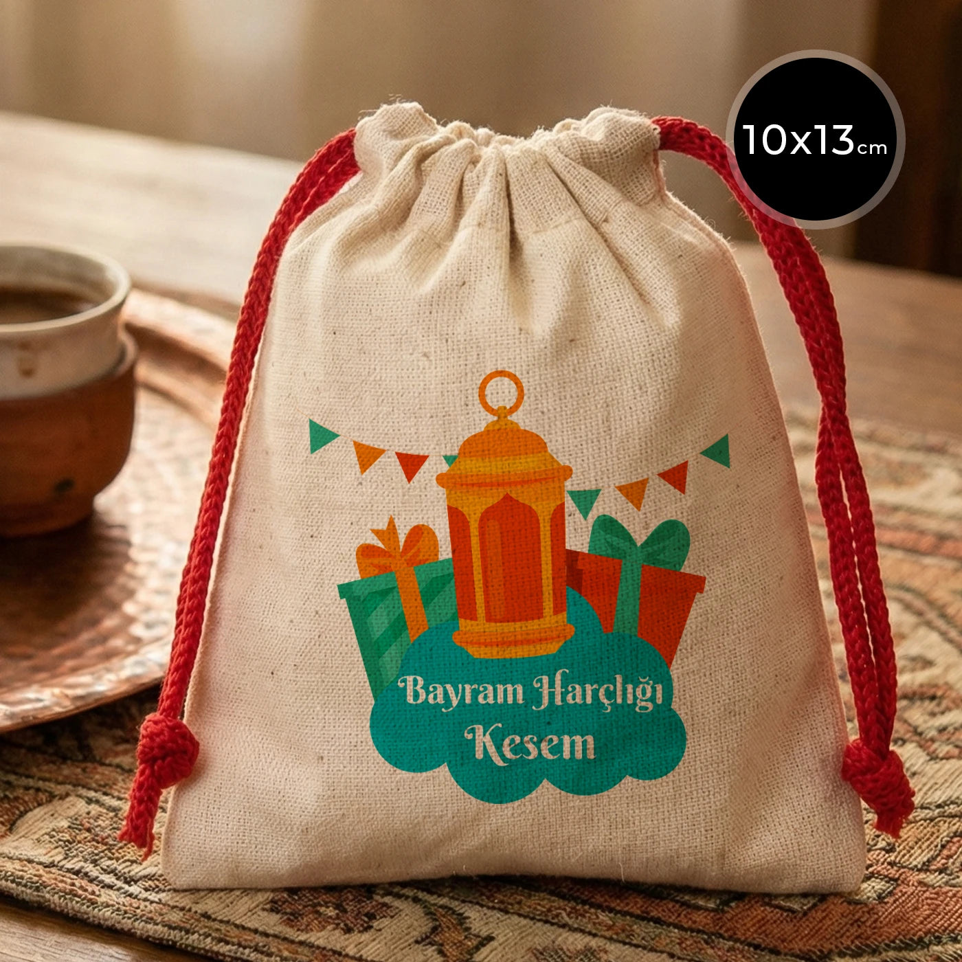 Kırmızı ipli, 10x13 cm ölçülerinde, pamuk bezden üretilmiş bayram harçlık kesesi, fener ve hediye desenli “Bayram Harçlığı Kesem” yazılı tasarım
