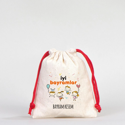 Beyaz fonda, kırmızı büzgülü ipli, pamuk kumaş bayram kesesi, üzerinde çocuk figürleri ve “İyi Bayramlar – Bayram Kesem” yazısı
