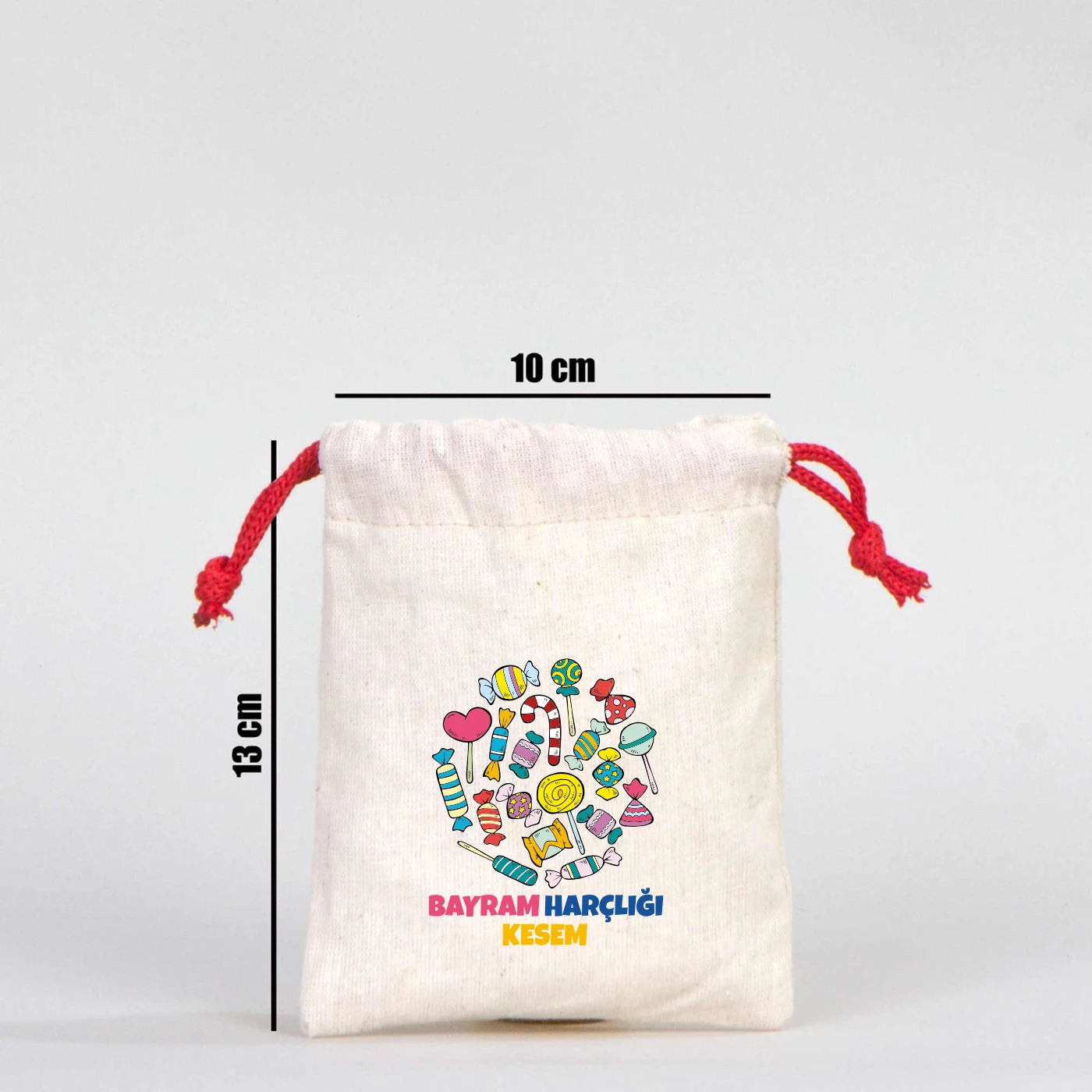 10 cm genişlik ve 13 cm yükseklik ölçülerine sahip, kırmızı ipli, pamuk bez bayram harçlık kesesi ölçü detaylı görünüm