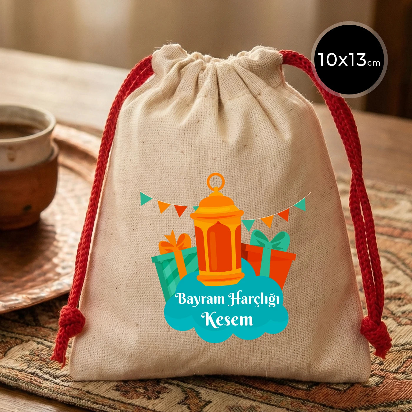 Kırmızı ipli, 10x13 cm ölçülerinde, pamuk bezden üretilmiş bayram harçlık kesesi, fener ve hediye desenli “Bayram Harçlığı Kesem” yazılı tasarım