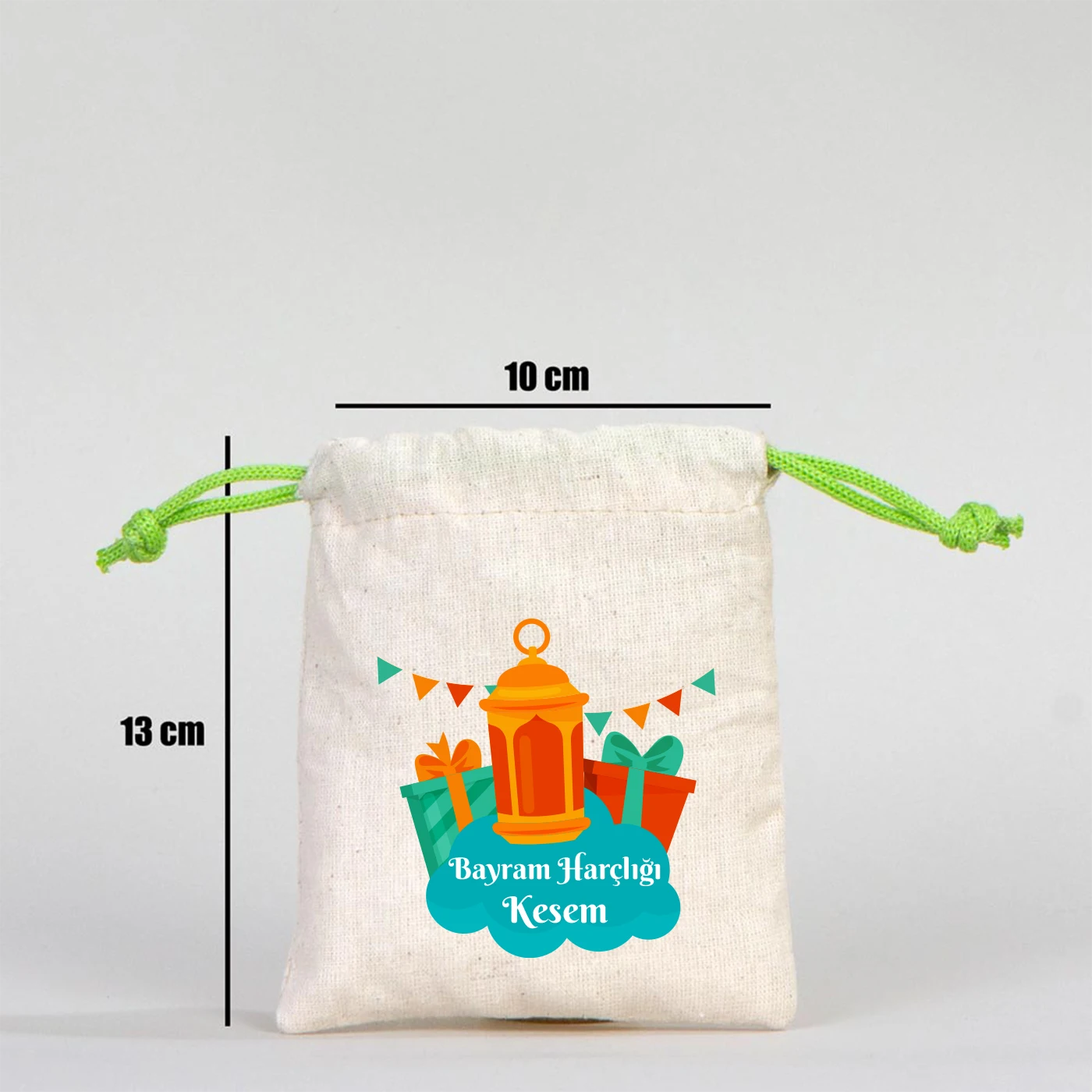 10x13 cm ölçülerinde, yeşil ipli pamuk bez bayram harçlık kesesi, fener ve hediye temalı “Bayram Harçlığı Kesem” yazılı tasarım